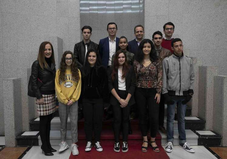 Pablo Rodríguez con el profesor Carlos Morales y el grupo de alumnos del IES La Rocha de Telde (Foto TA)
